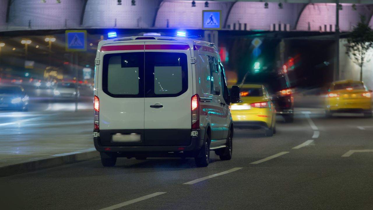 Cuneo auto contro cinghiale morta madre