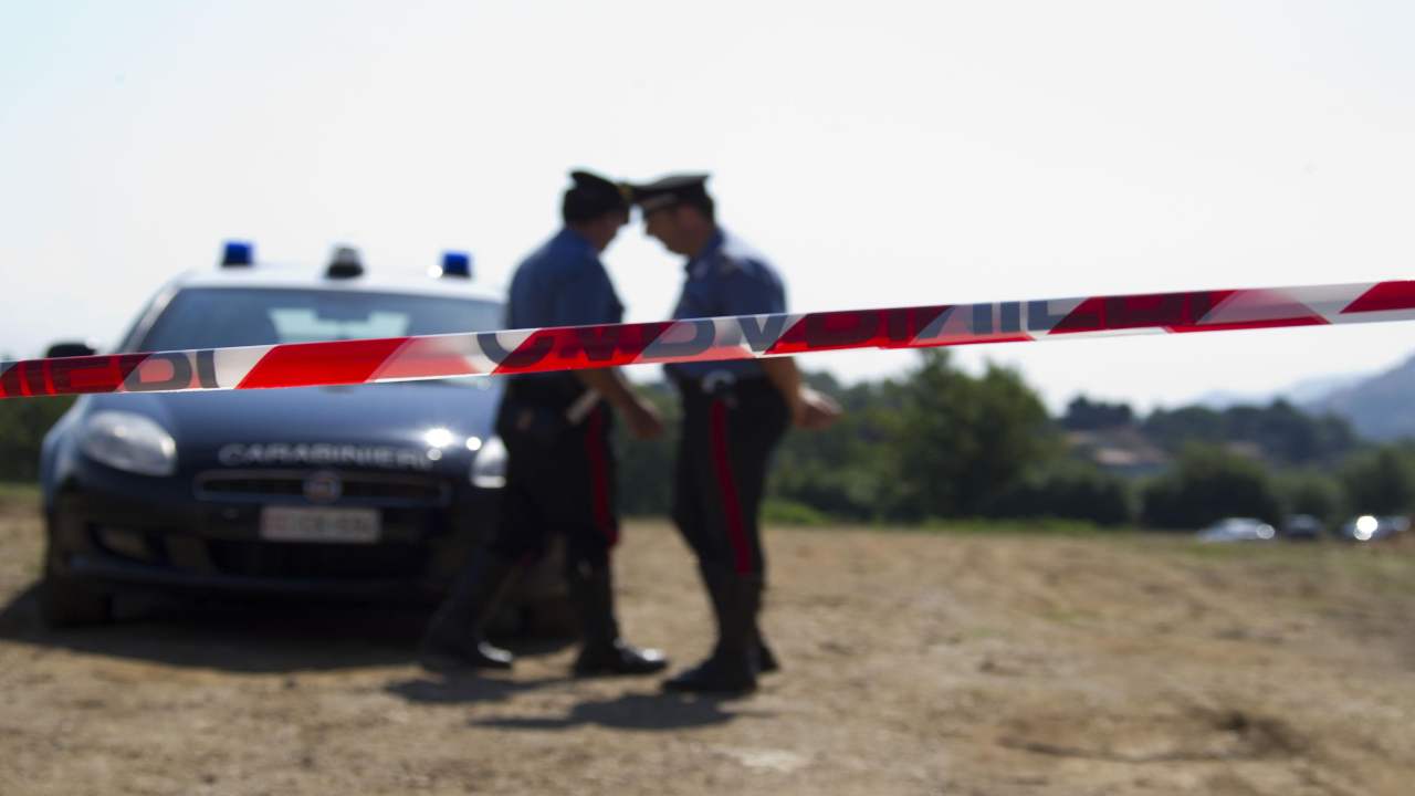 Artena cadavere ragazzo strada omicidio