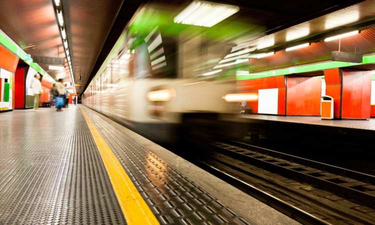 Milano travolto treno metropolitana morto uomo