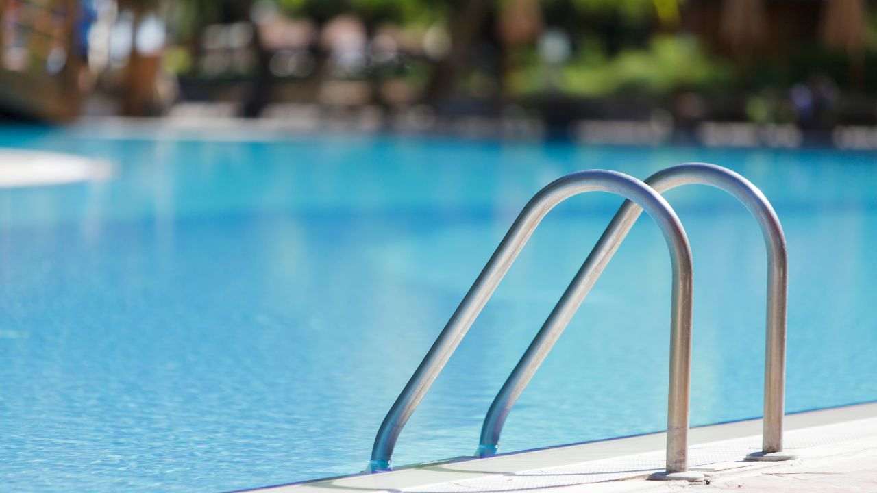 San Giuliano Terme morto bambino piscina