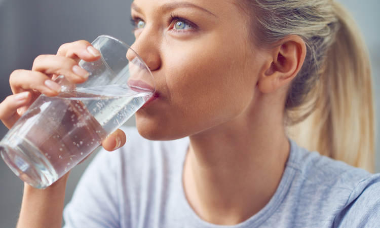 bere due litri di acqua è giusto?