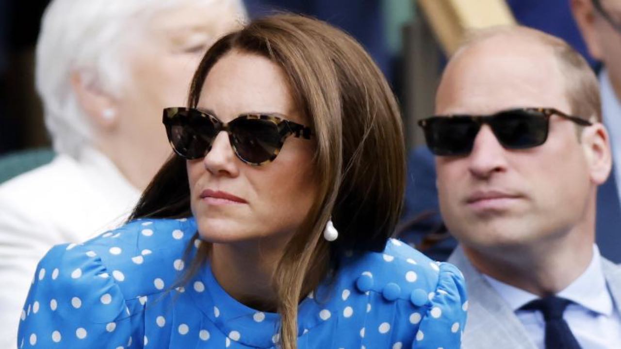 Kate Middleton sfida l'etichetta reale