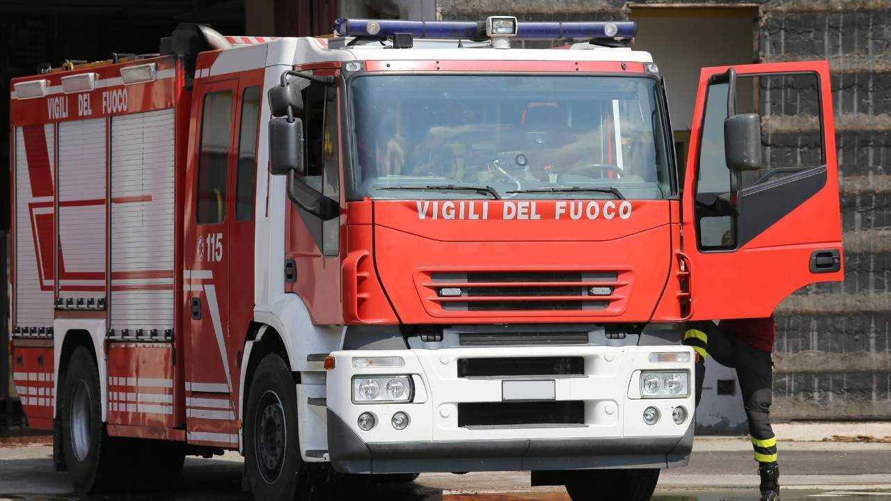 Milano incendio appartamento donna morta