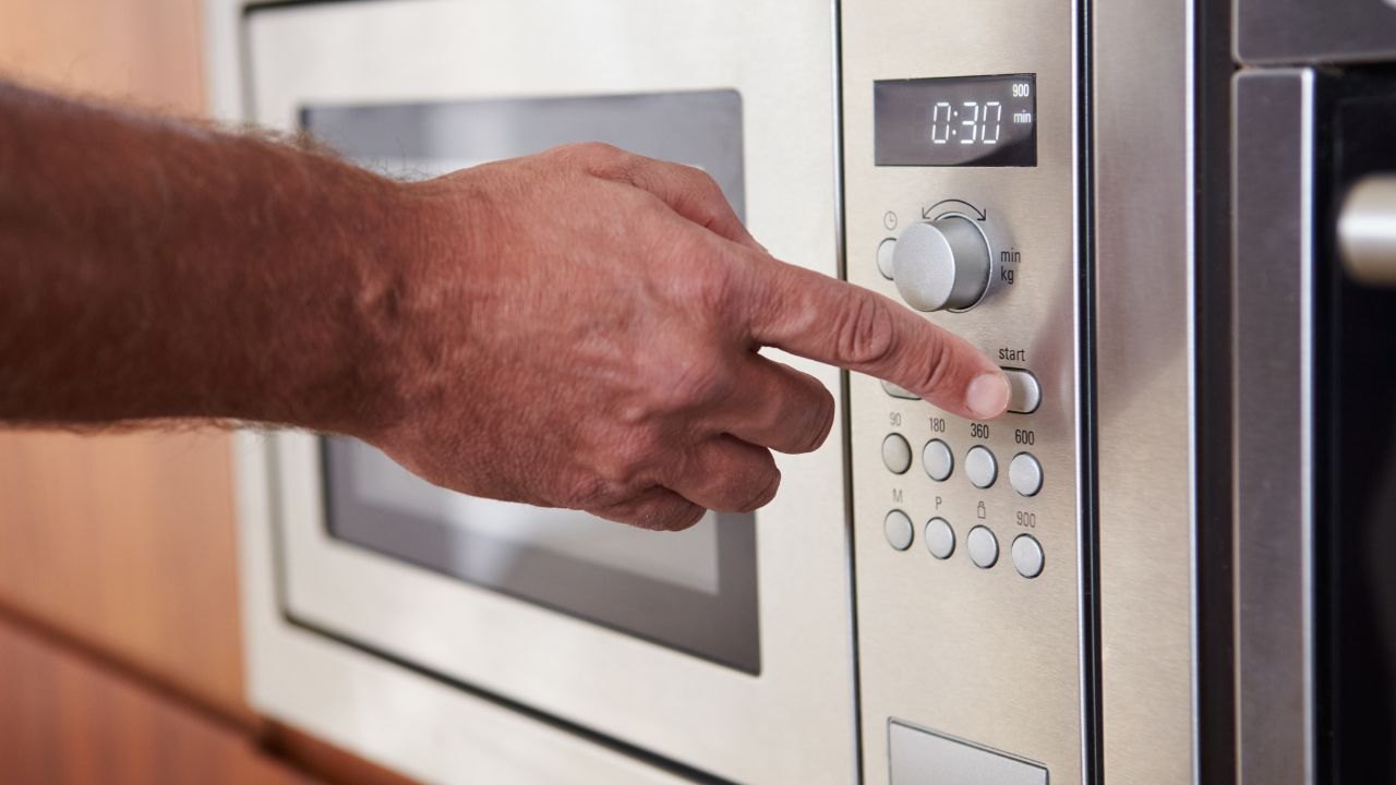 Scopri come pulire il forno a microonde in profondità, eliminando i cattivi  odori 