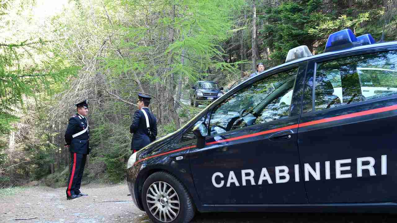 Caserta uomo morto auto seminudo