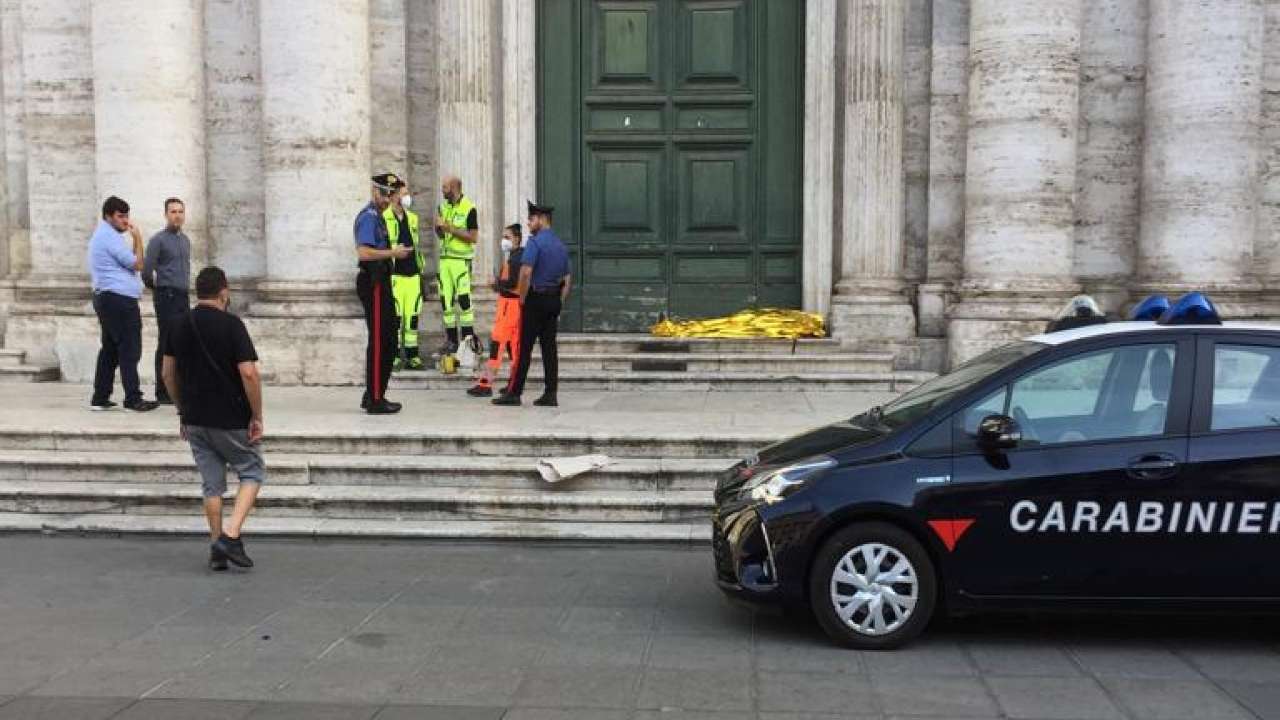 Roma clochard morto scale chiesa