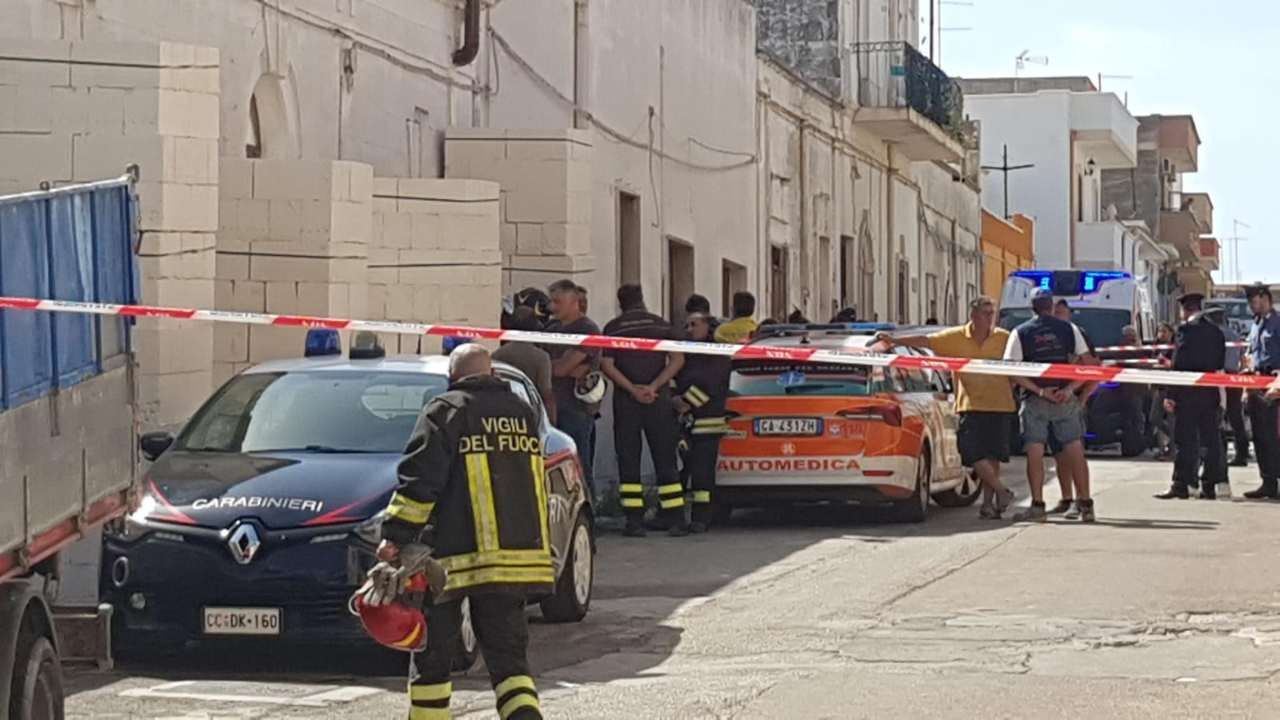 Lizzano crollo solaio palazzina morto operaio