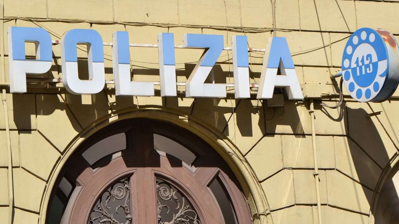 Verona poliziotta spara questura morta