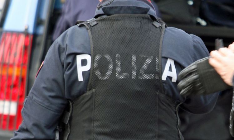 Milano poliziotto 24 anni suicidio Cpr