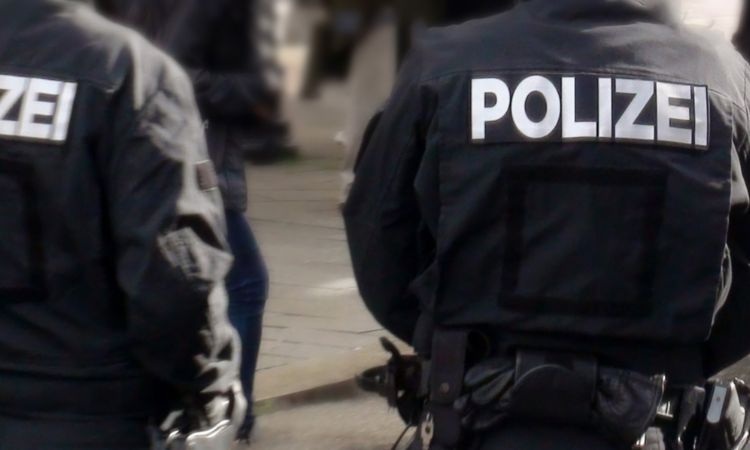 Berlino omicidio donna ascia ucciso polizia