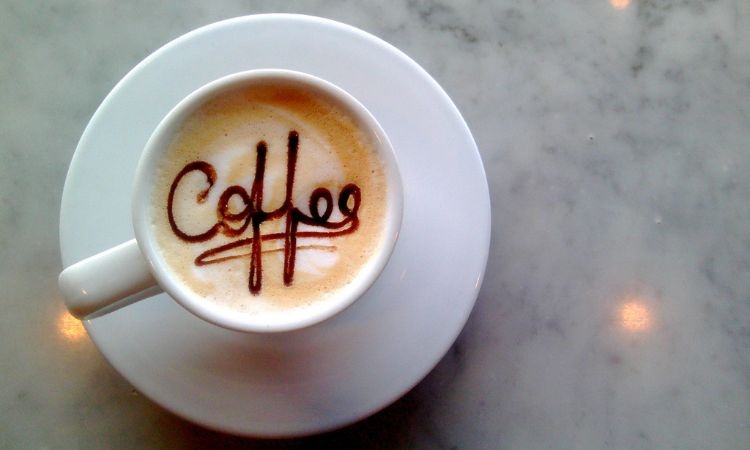 bere caffè di mattina