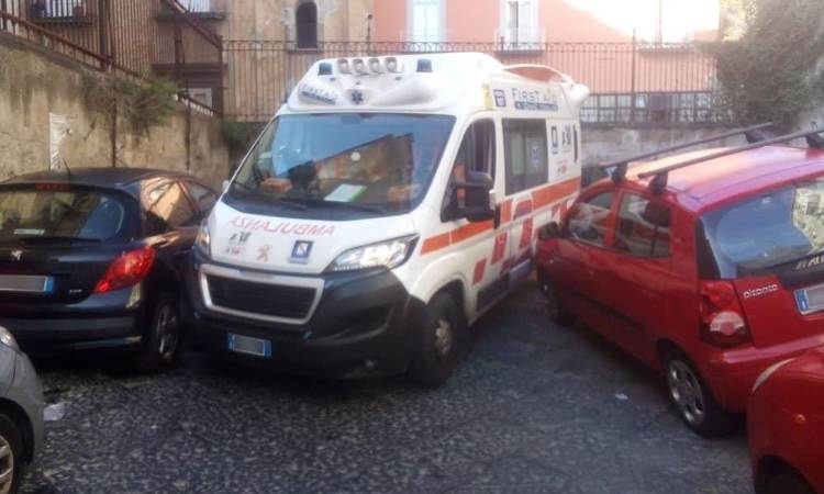 ambulanza napoli auto doppia fila