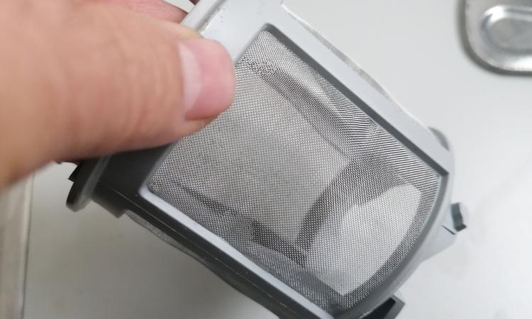 Lavastoviglie pulire filtro metodo rimedio veloce igienizzare disinfettare piatti pentole cucina stoviglie posate