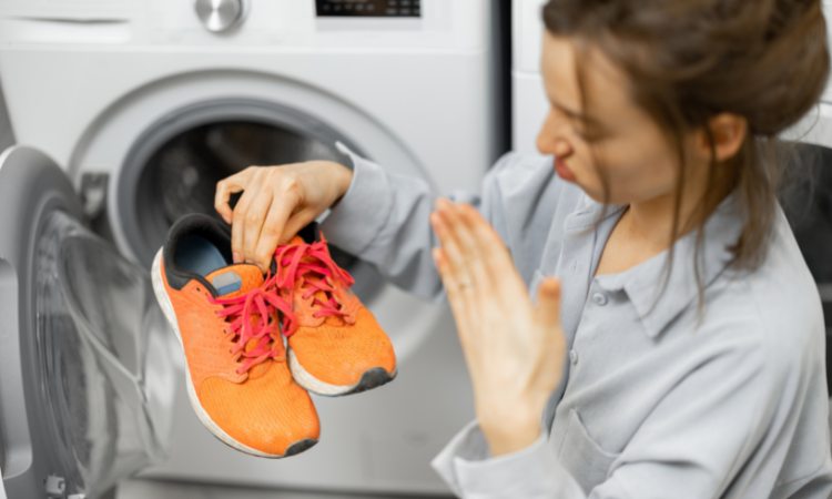 lavare scarpe lavatrice pulite come nuove metodo trucco infallibile