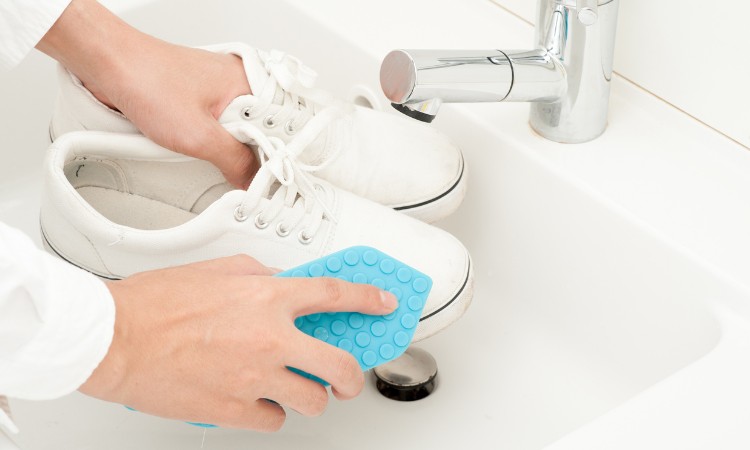 lavare scarpe lavatrice pulite come nuove metodo trucco infallibile