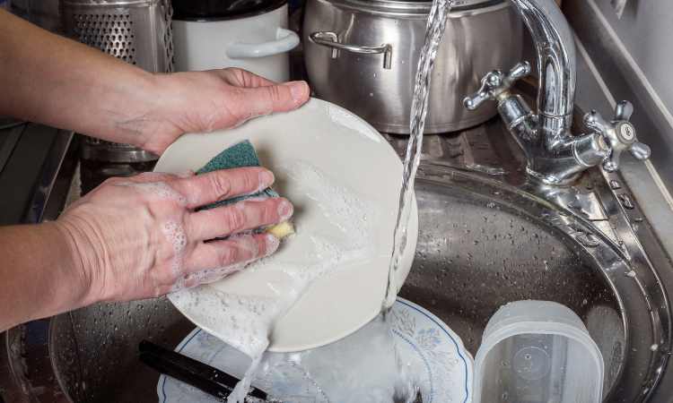 Lavastoviglie o lavaggio a mano