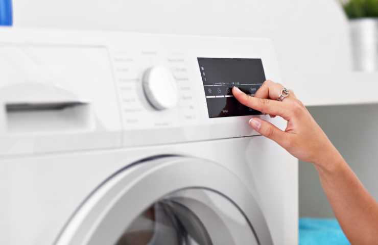 Quanto ci fa realmente risparmiare fare la lavatrice di sera?