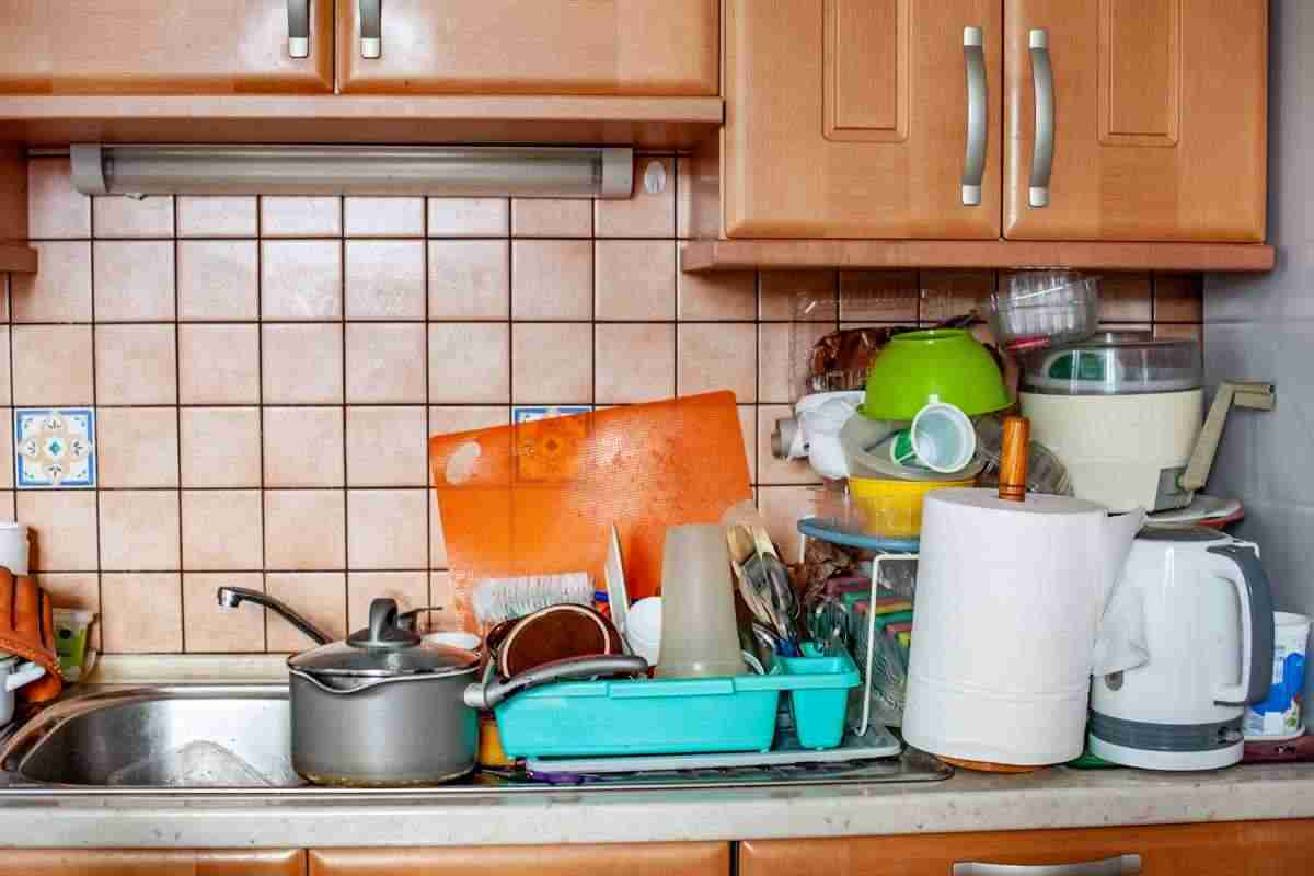 l'organizer in grado di mettere in ordine tutti gli oggetti in cucina