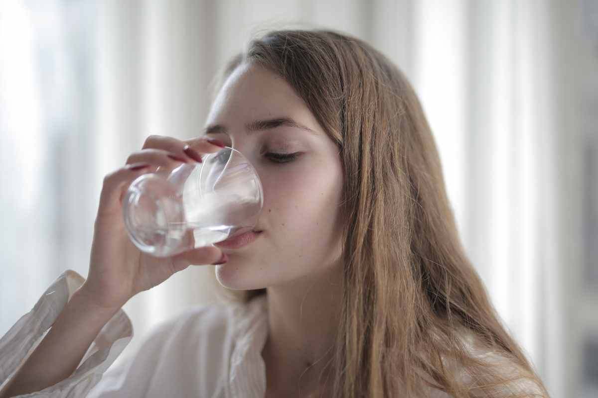 bere molta acqua dopo mangiato può essere causa di scompensi