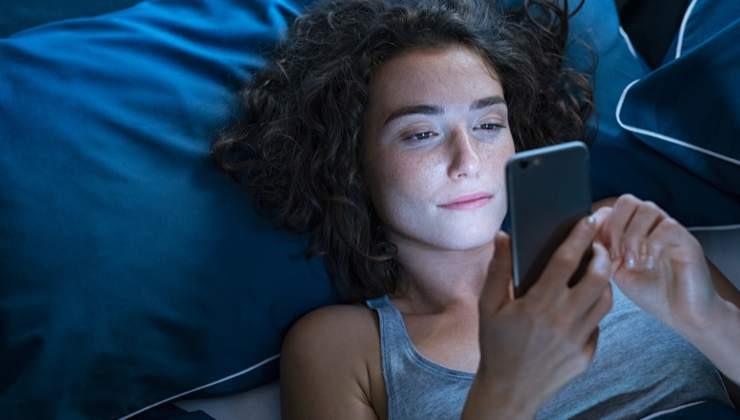 guardare lo smartphone a letto può essere un segnale di disturbo