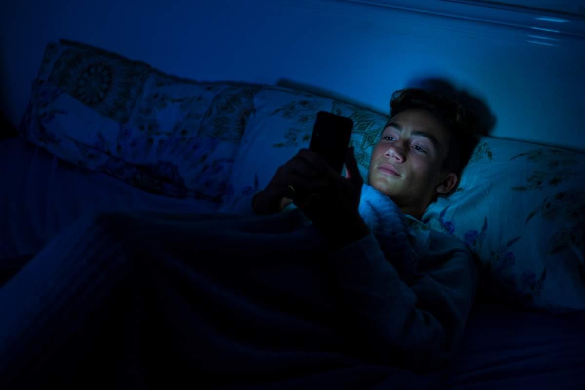 se guardi il telefono prima di addormentarti puoi avere dei seri disturbi