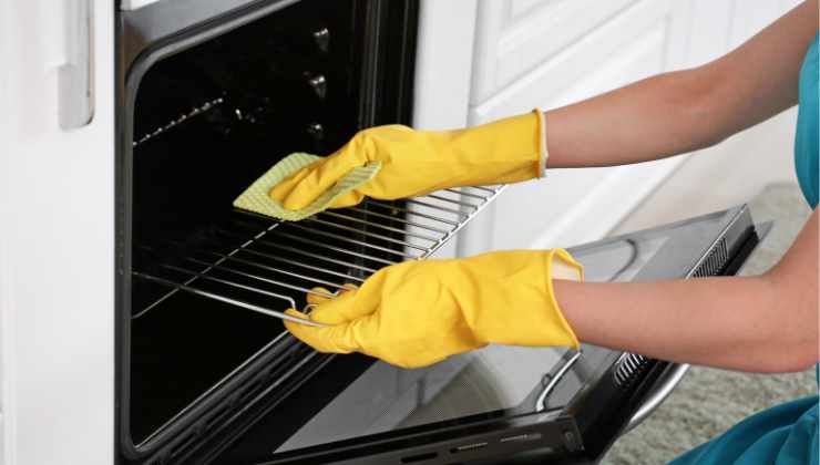 il metodo della pentola riesce a sgrassare il forno in modo efficace