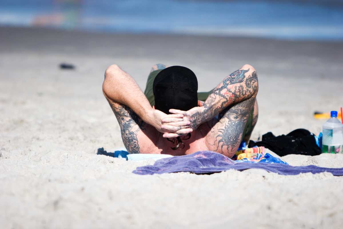 così proteggi i tuoi tatuaggi al mare