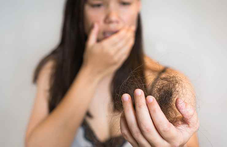 ragazza perde i capelli