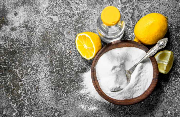 ingrediente da aggiungere ad acqua e limone