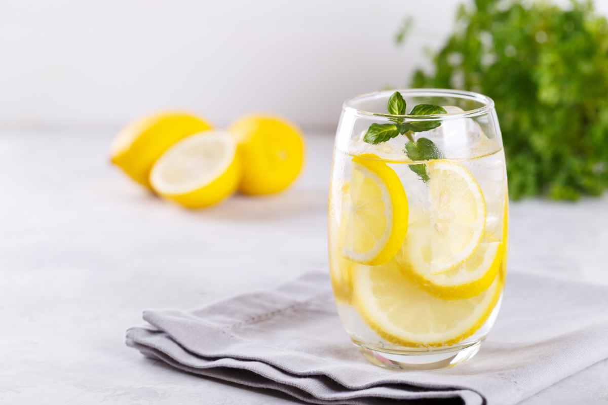 ingrediente da aggiungere all'acqua e limone