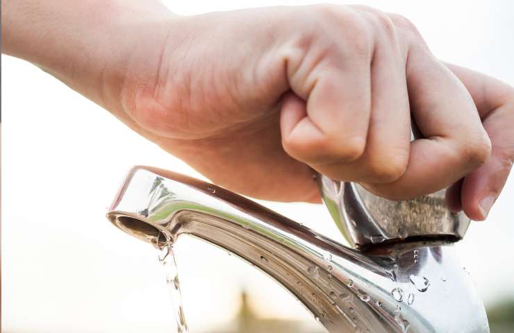 l'acqua è una risorsa preziosa: ecco come non sprecarla e come risparmiare sulle bollette