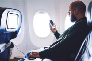 nonostante i progressi tecnologici, c’è ancora una regola che non cambia: telefonare in aereo